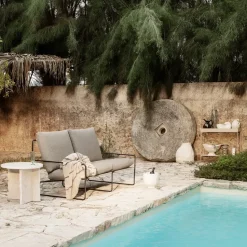 Sofá de 2 plazas Desert, Tela dark sand, base negra