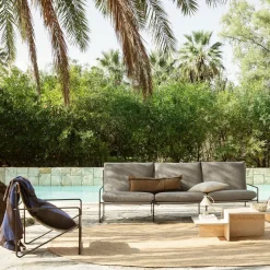 Sofá de 2 plazas Desert, Tela dark sand, base negra