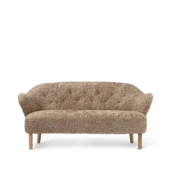 Sofá de 2,5 plazas Ingeborg, Piel de oveja sahara, patas roble natural