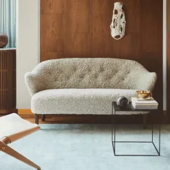 Sofá de 2,5 plazas Ingeborg, Piel de oveja sahara, patas roble natural