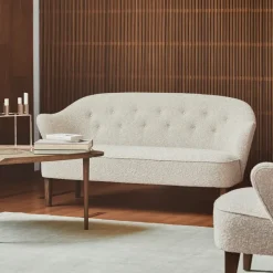 Sofá de 2,5 plazas Ingeborg, Piel de oveja sahara, patas roble ahumado