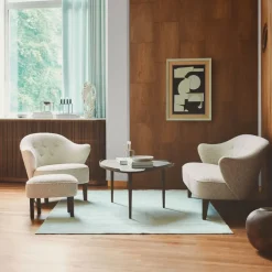 Sofá de 2,5 plazas Ingeborg, Piel de oveja sahara, patas roble ahumado