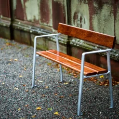 Sofá Piccolo, Caoba barniz negro, soporte de aluminio en bruto