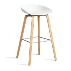 Taburete alto About a Stool 32 con base de roble lacado 2.0, Blanco-acero inoxidable soporte