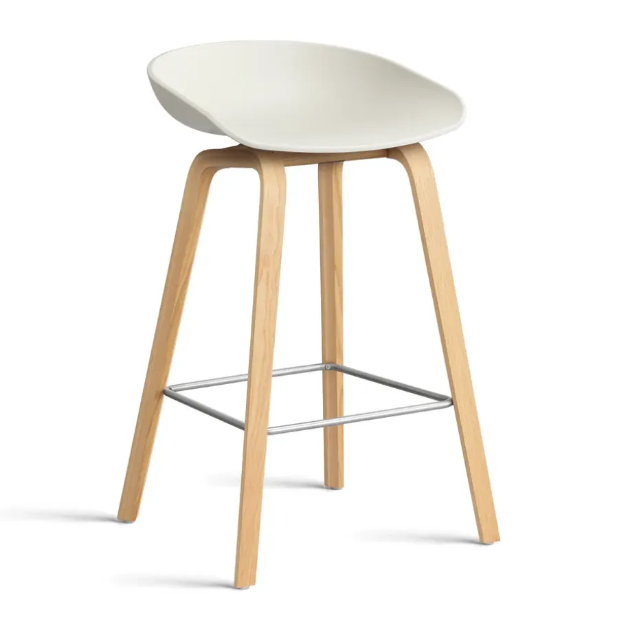 Taburete bajo About a Stool 32 con base de roble lacado 2.0, Melange cream-soporte de acero inoxidable