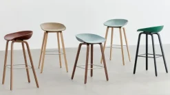 Taburete bajo About a Stool 32 con base de roble lacado 2.0, Melange cream-soporte de acero inoxidable