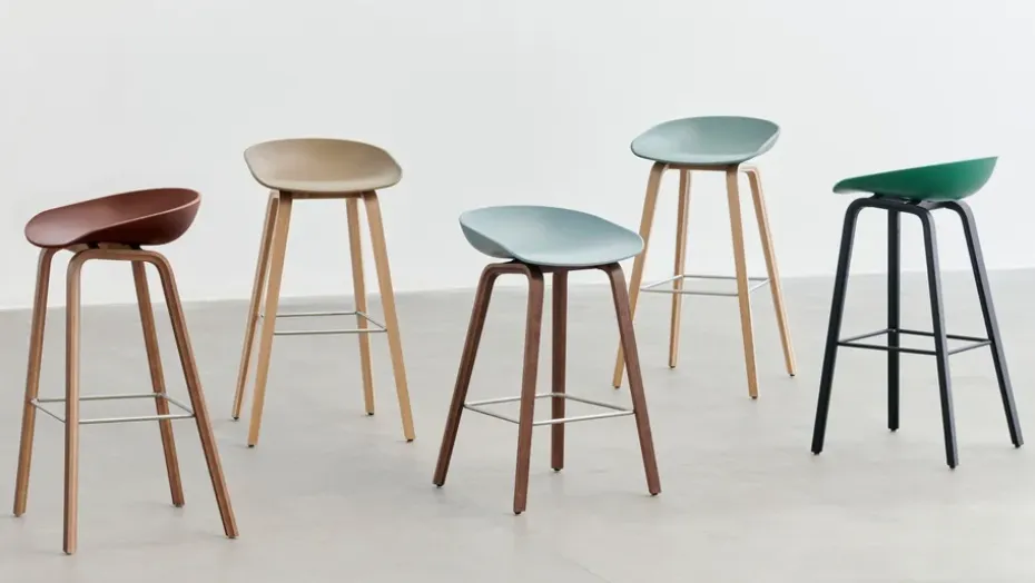 Taburete bajo About a Stool 32 con base de roble lacado 2.0, Melange cream-soporte de acero inoxidable