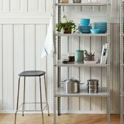 Taburete bajo Soft Edge 30, verde empolvado, estructura cromada