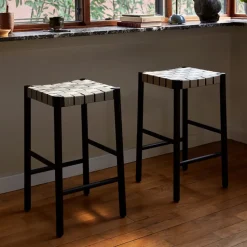 Taburete bar Betty TK7, Black, asiento de banda de lino trenzada natural