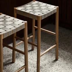 Taburete bar Betty TK8, Black, asiento de banda de lino trenzada natural