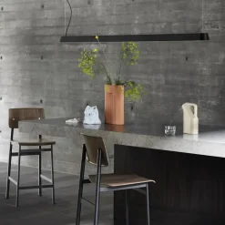 Taburete bar Loft, Oak, alto, base de acero en color negro