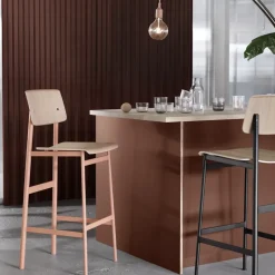 Taburete bar Loft, Oak, alto, base de acero en color negro
