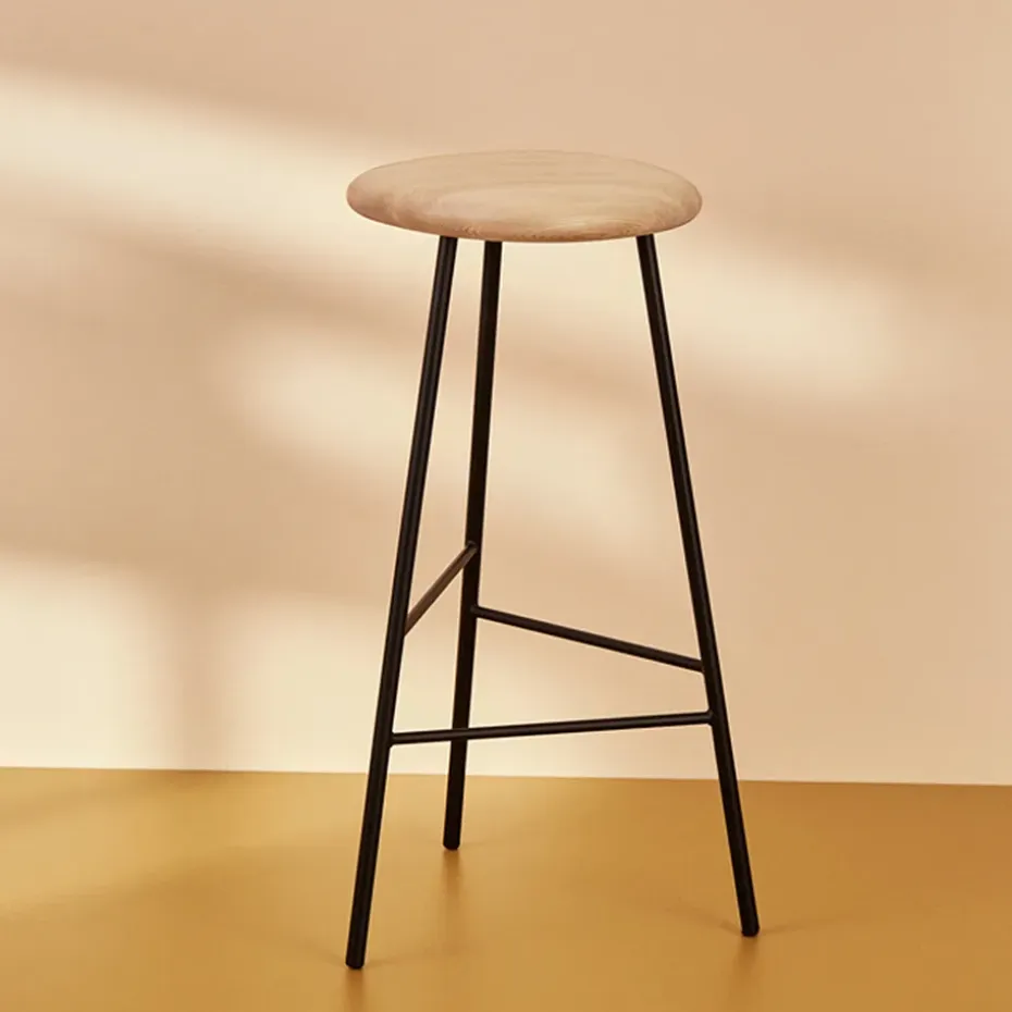 Taburete bar Pebble, Fresno aceitado, altura 75, base blanca