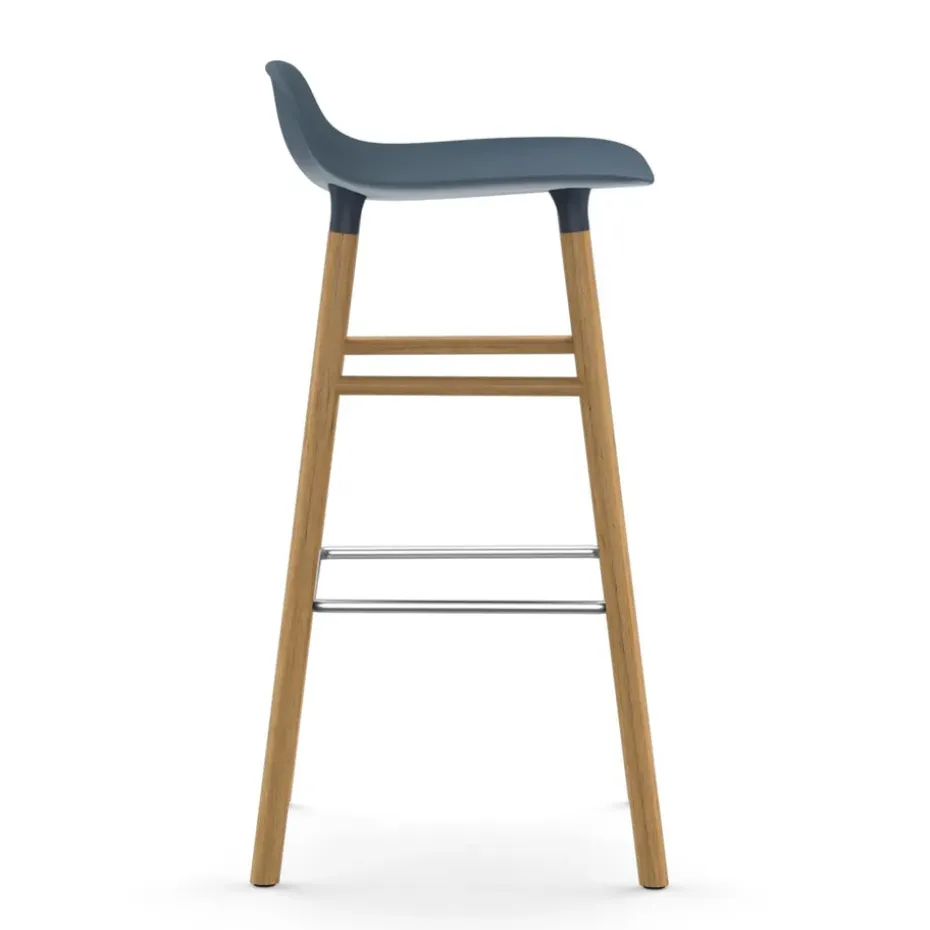 Taburete de bar Form Chair con patas de roble, azul