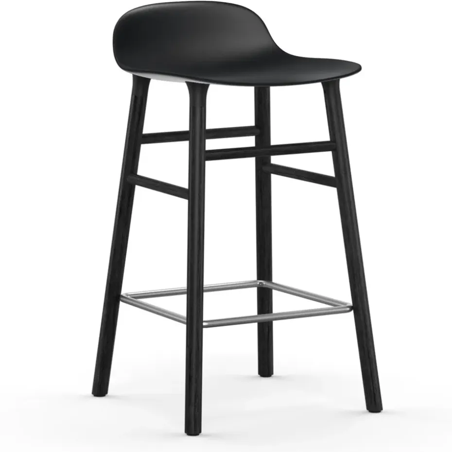 Taburete de bar Form Chair con patas de roble lacadas 65 cm, negro