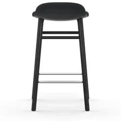 Taburete de bar Form Chair con patas de roble lacadas 65 cm, negro