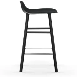 Taburete de bar Form Chair con patas de roble lacadas 65 cm, negro