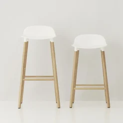 Taburete de bar Form Chair con patas de roble, blanco