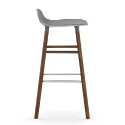 Taburete de bar Form Chair con patas de nogal, Gris