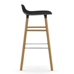Taburete de bar Form Chair con patas de roble, negro