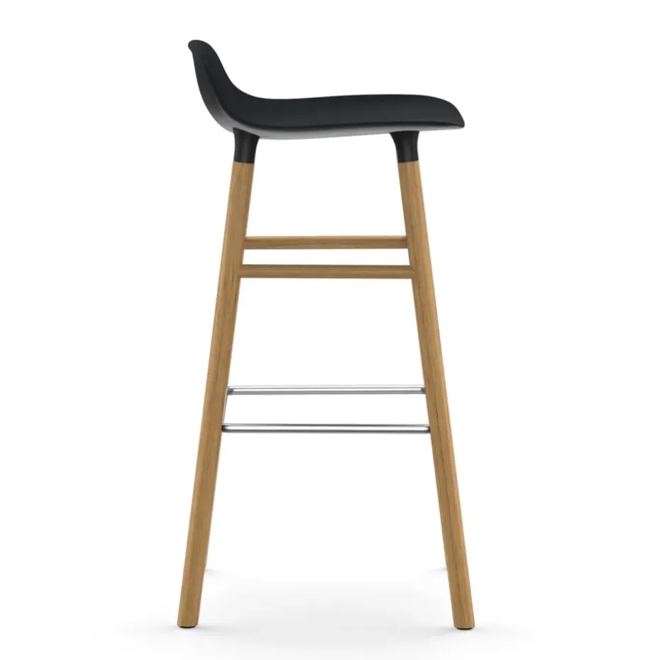Taburete de bar Form Chair con patas de roble, negro