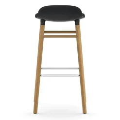 Taburete de bar Form Chair con patas de roble, negro
