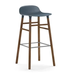 Taburete de bar Form Chair con patas de nogal, azul