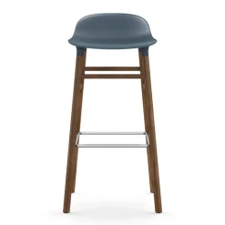 Taburete de bar Form Chair con patas de nogal, azul