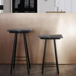 Taburete de bar Georg bajo, Roble lacado en negro