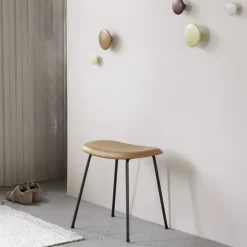 Taburete Fiber, Natural white, patas de roble