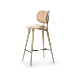 Taburete Mater High Stool Backrest bajo, piel natural, base de roble lacado mate