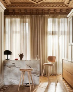 Taburete Mater High Stool Backrest bajo, piel natural, base de roble lacado mate