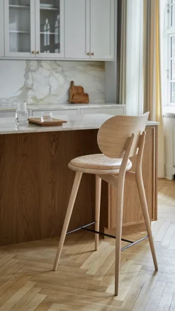 Taburete Mater High Stool Backrest bajo, piel natural, base de roble lacado mate