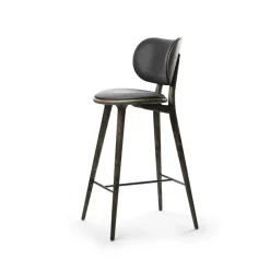 Taburete Mater High Stool Backrest bajo, piel negra, base de roble sirka grey