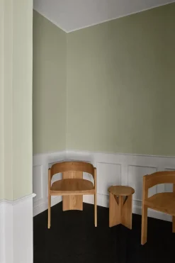 Taburete Simple Ø36 cm, Roble lacado en tono cálido