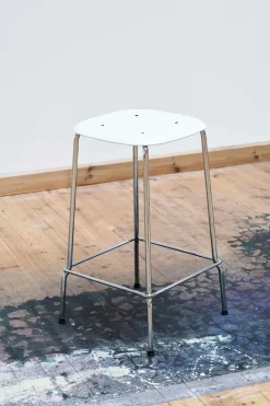 Taburete Soft Edge 85 Low, blanco, estructura de acero cromado