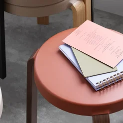 Taburete Tap, Black, patas de nogal