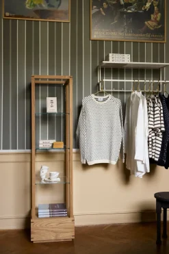 Vitrina Japanese mediana, Roble aceitado en tono cálido